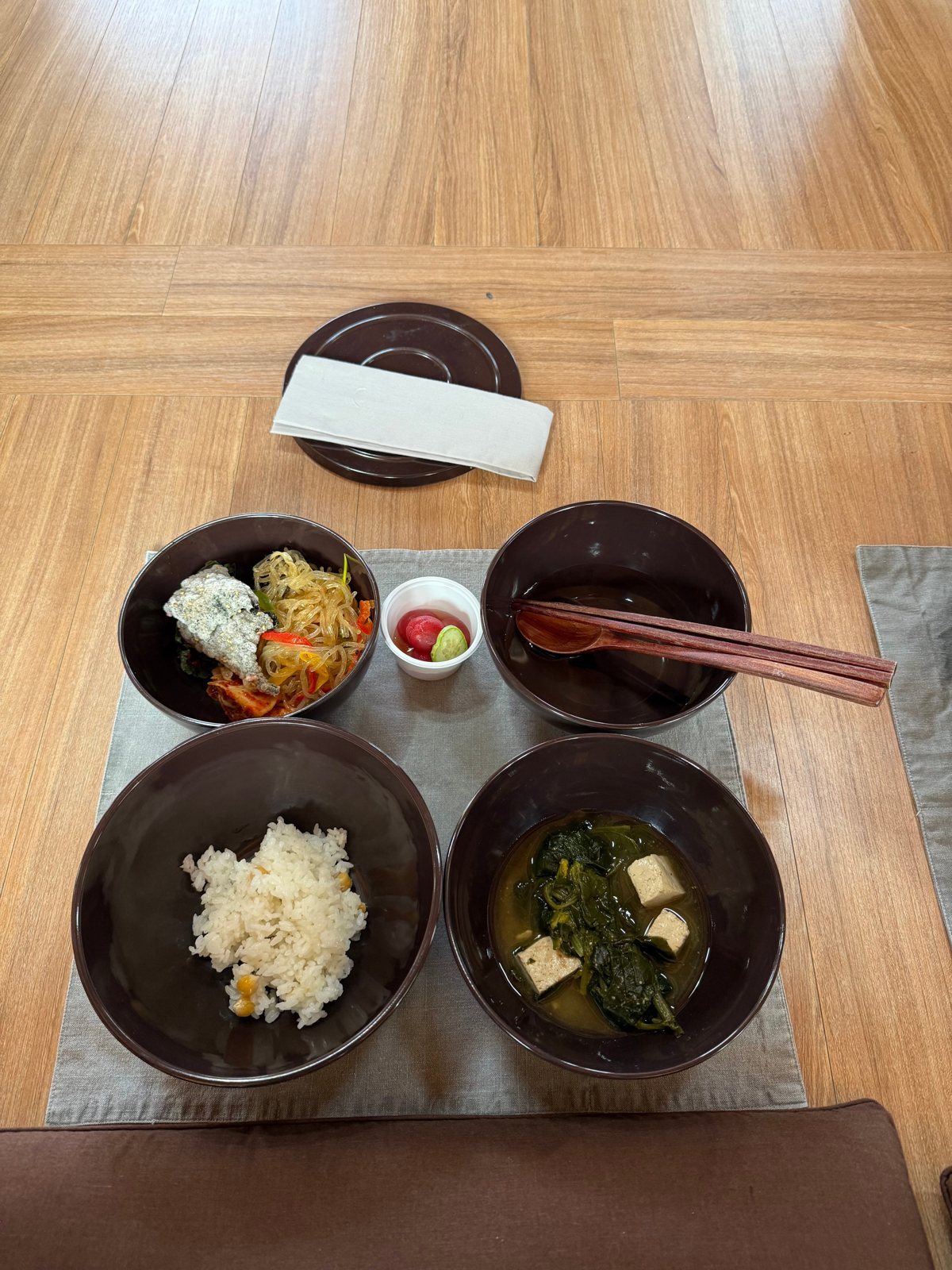 사찰음식 체험 — 발우 그릇에 담은 밥과 국, 반찬과 나무 수저