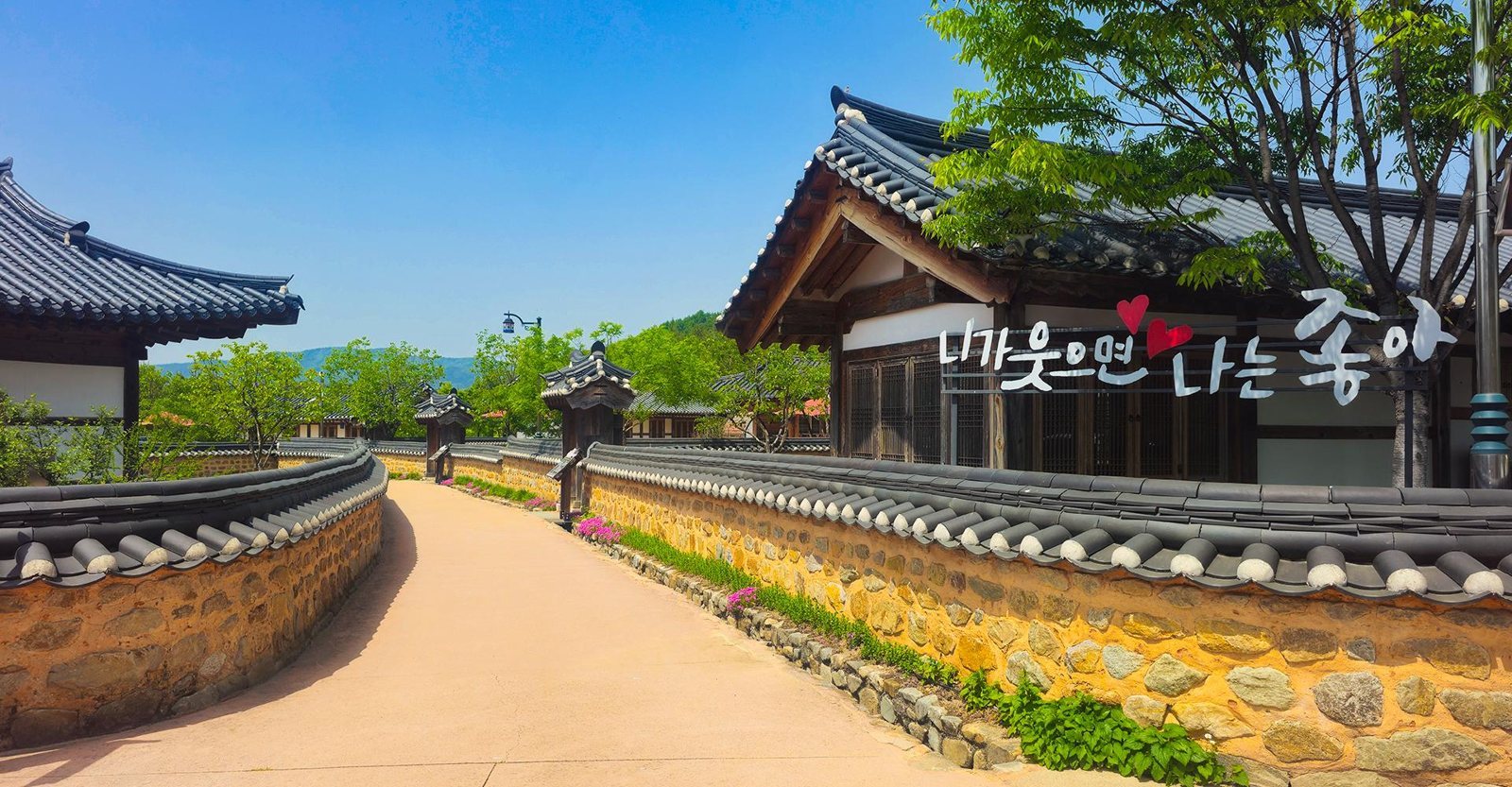 기와를 얹은 돌담 사이로 난 길(여름)